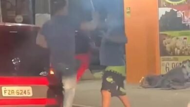 Motorista de aplicativo é flagrado agredindo passageiro