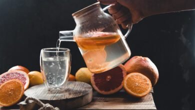 Além de quentinhos, os chás são relaxantes com inúmeros benefícios para a saúde.