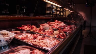 Homem é preso furtando carne em frigorífico