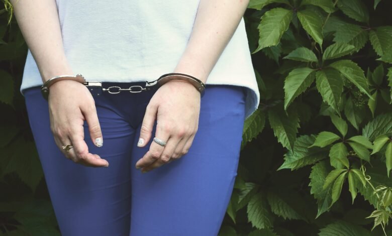 Mulher é presa em flagrante ao vender drogas para um jovem de 22 anos