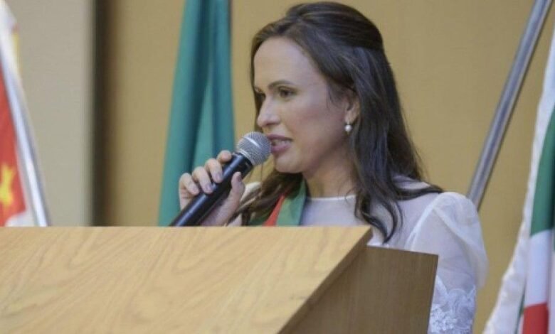 Câmara aprova pedido de licença não remunerada da prefeita Paula Lemos