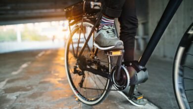 Ciclista é socorrido após acidente com caminhão