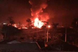 Incêndio de grandes proporções atinge fábrica desativada