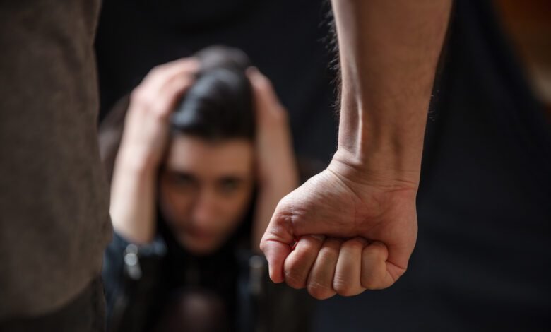 Violência doméstica e descumprimento de ordem judicial.