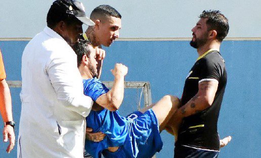 Atacante do ADPM cai desacordado após choque de cabeça