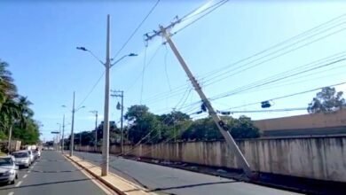 Colisão entre caminhão e poste afetou o fornecimento de energia