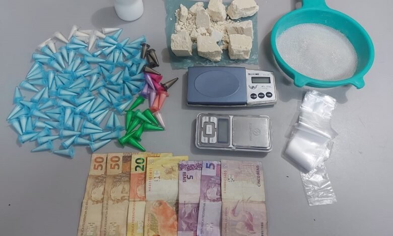 A equipe da Força Tática de Barretos, com os Militares, prenderam pelo crime de tráfico de drogas  W.G.R., 26 anos, morador no bairro Santa Cecília.