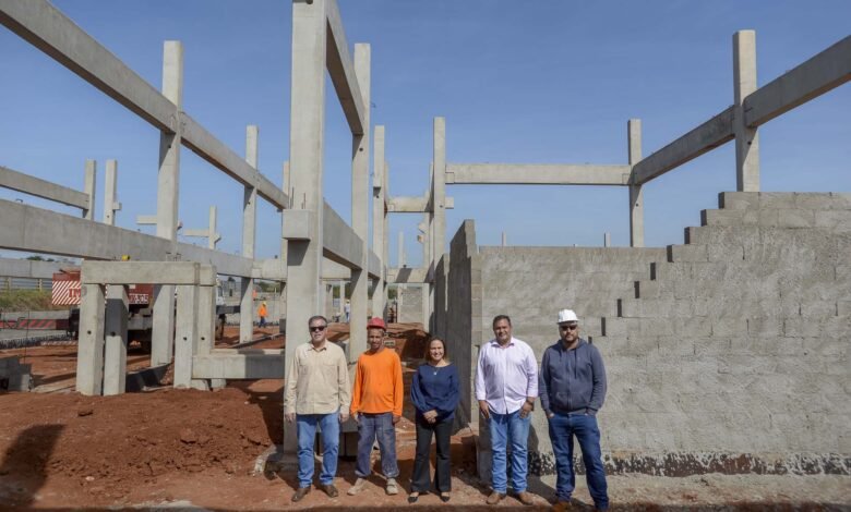 Prefeita Paula Lemos visita obra da Escola Municipal de Ensino Fundamental