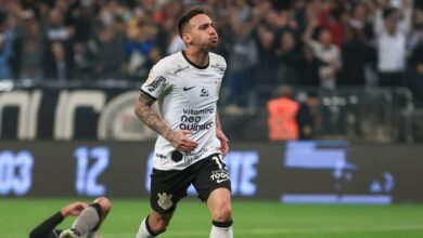 Corinthians sofre, mas vence o Botafogo e segue na vice-liderança do Brasileirão