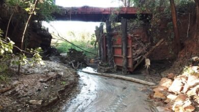 Ponte da Estrada das Palmeiras é bloqueada por apresentar risco à população