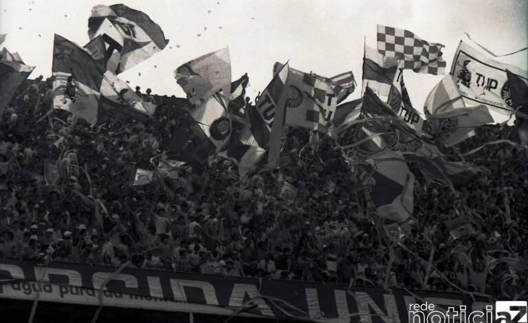 Os bandeirões com mastro podem voltar aos estádios após 26 anos em São Paulo