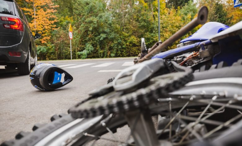Motociclista e passageira ficam feridos em acidente