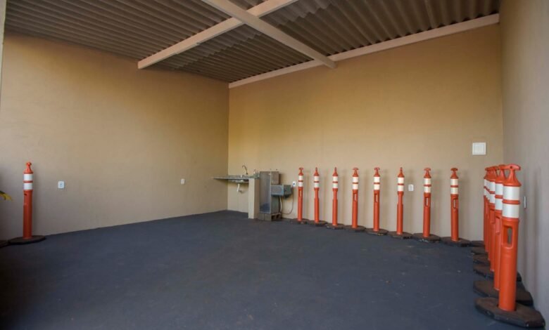 Instrutores e alunos de autoescolas recebem área coberta no antigo Ciretran