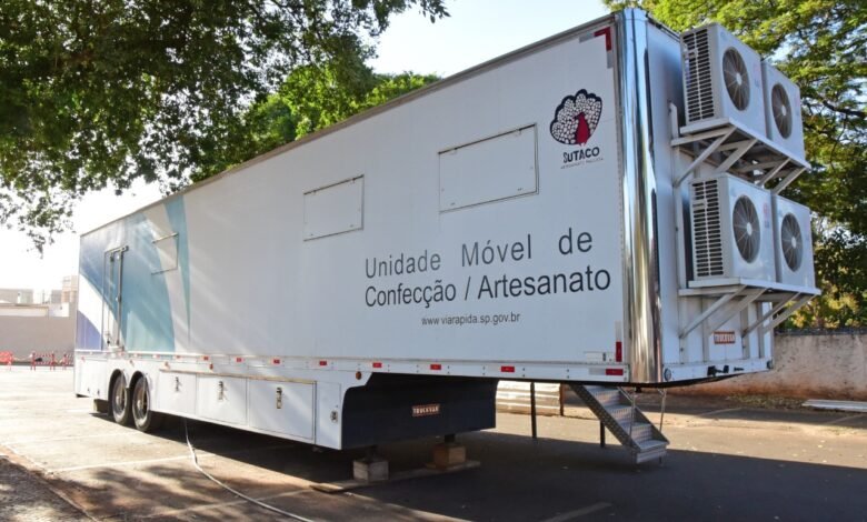 Aula inaugural de corte e costura na Carreta do Via Rápida