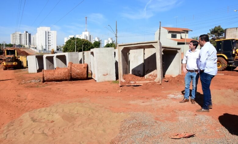 Prefeito em exercício, Dr. Gustavo Sasdelli, visita obras antienchentes