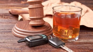 Homem bate o carro e é preso por dirigir embriagado