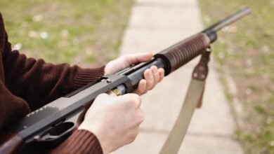 Polícia localiza espingardas e munições durante ocorrência