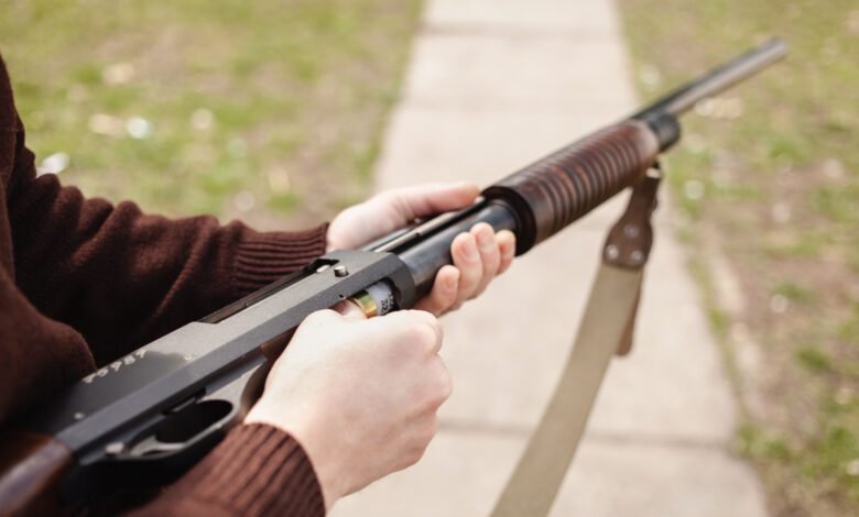 Polícia localiza espingardas e munições durante ocorrência