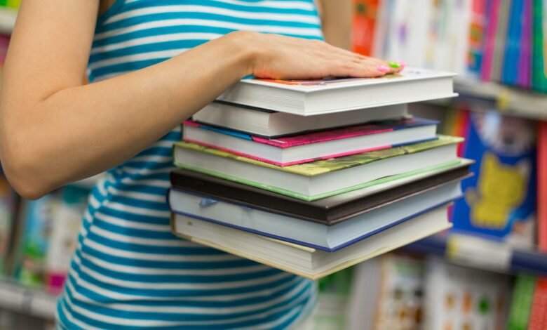 Livros escolares são descartados em caçamba