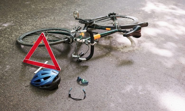 Ciclista é atropelada por moto e condutor foge sem prestar socorro
