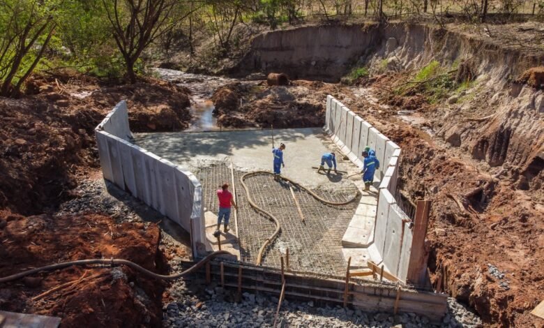 Estrutura da ponte que liga os bairros Barretos II e o Christiano Carvalho recebe concretagem