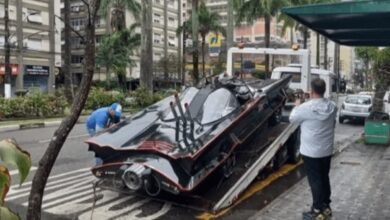 Batmóvel é flagrado sendo guinchado em famosa avenida do Litoral