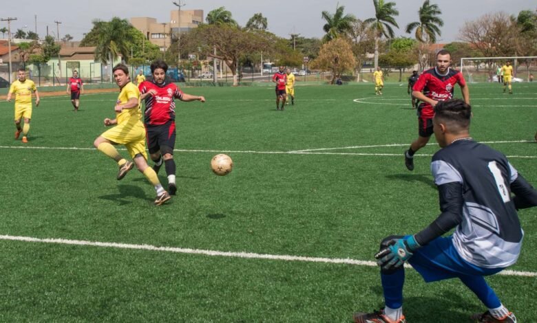 Barretos ganha primeiro campo de futebol público com gramado sintético