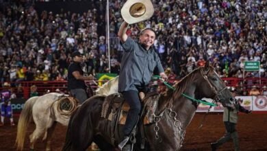 Bolsonaro mantém tradição e desfila a cavalo na Festa do Peão