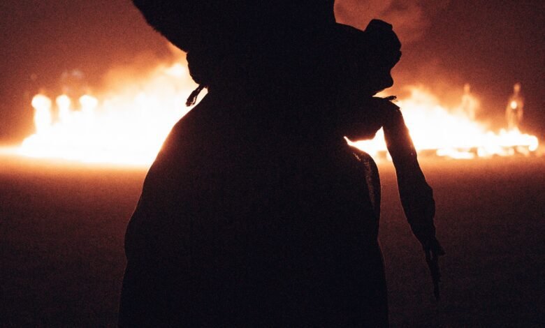 Mulher joga álcool e ateia fogo em ex-companheiro