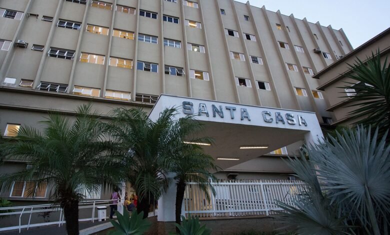 Ciclista tem braço fraturado em quatro lugares após colidir com caminhão