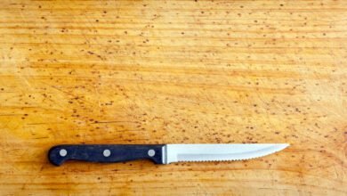 Mulher se defende de agressão e esfaqueia companheiro