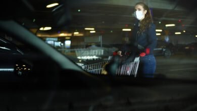 Vítima tem celular furtado em estacionamento de supermercado