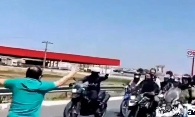 Homem invade pista e força freada do presidente Bolsonaro e outros motociclistas em Petrolina