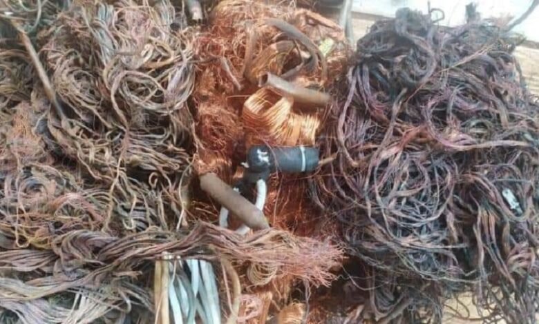 Polícia aprende mais de 25 quilos de fios de cobre avaliado em R$600