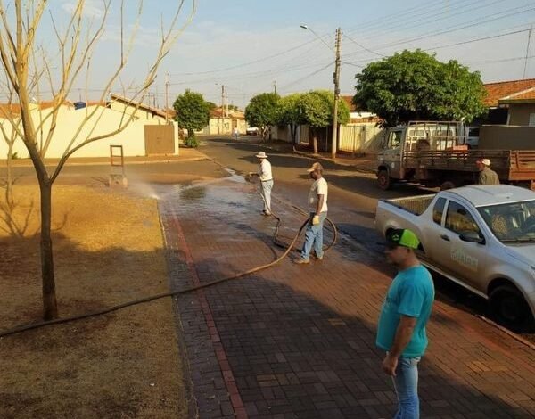 Trabalho de limpeza em praças do bairro Cecap é realizado pela Prefeitura de Guaíra