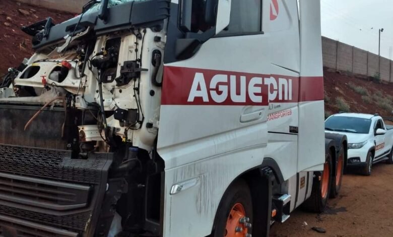 Carreta de empresa guairense se envolve em acidente na rodovia Anhanguera