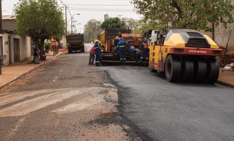 Prefeitura realiza obras de pavimentação e recapeamento pela cidade