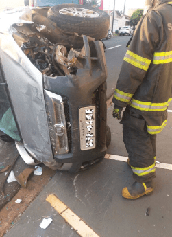 Acidente entre dois carros deixa três pessoas feridas