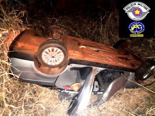 Carro utilizado por criminosos capota após perseguição