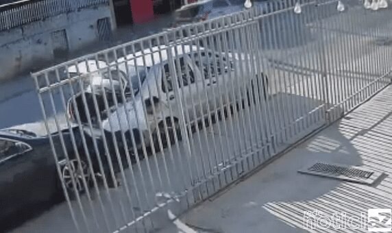 VÍDEO - Homem escapa por um triz de ser atropelado