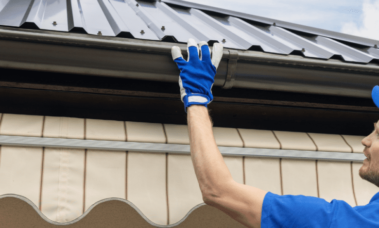 Homem de 68 anos fica gravemente ferido após cair do telhado Homem de 68 anos fica gravemente ferido após cair do telhado