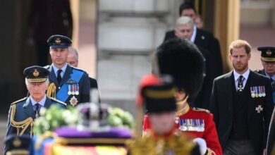 Cortejo da Rainha Elizabeth II é realizado até a abadia de Westminster