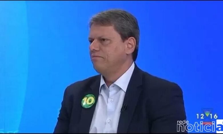 VÍDEO - Tarcísio de Freitas não sabe o local onde vota em São Paulo