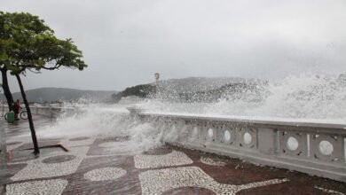 Tempo fechado em Santos deixa mar agitado e maré elevada