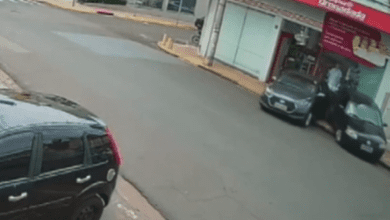 VÍDEO: Motorista bate o carro por diversas vezes, após confundir os pedais