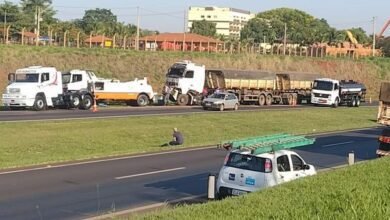 Homem fica ferido em acidente envolvendo dois caminhões