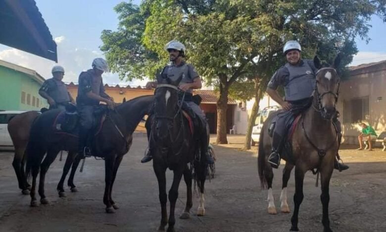 Cavalaria da PM visita casa transitória André Luiz em Barretos