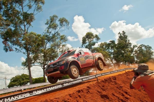 Sinal verde para a 12ª edição do Rally Barretos, que marca a retomada da prova após quatro anos de ausência forçada. A partir desta sexta-feira (07), a cidade do interior paulista entra no ritmo do evento, que terá base no Parque do Peão, até o domingo (09). O complexo – que recebe anualmente a mais famosa Festa do Peão do país – entra no clima do esporte automotor com a montagem da estrutura das equipes; as vistorias técnicas e administrativas e o briefing (reunião em que a direção do rally detalha aos participantes suas características e pontos de atenção). Um aquecimento para os dois dias de disputas por estradas de terra em meio à fazendas da região. Para os carros, serão 390 quilômetros de percurso total, com livro de bordo para os navegadores, conforme as regras do cross-country. Motos, quadriciclos e UTVs farão ao todo cerca de 260 quilômetros no formato Baja – sem planilha. Dificuldades, pontos de perigo e mudanças de direção são indicados por meio de sinalizações ao longo do trecho cronometrado. É nas duas rodas, aliás, que está uma das principais rivalidades do Rally Barretos 2022. Uma briga que se limita ao momento em que a luz verde se acende e chega a hora de acelerar. Afinal, Bissinho Zavatti e Gabriel Soares (o Tomate), são amigos e companheiros na equipe Honda Racing. Ambos têm se destacado no Brasileiro e, para acelerar no próximo fim de semana, vão 'virar a chave'. Eles vêm do Sertões, um desafio de 15 dias e características bem diferentes das que encontrarão agora. Bissinho foi campeão na geral, enquanto Tomate, que estreia este ano na modalidade, foi o quarto. "O Rally Barretos é uma prova tradicional no calendário, muito boa de andar e que eu gosto bastante. Ainda por cima é a minha região, eu estou a menos de 100 quilômetros de casa (Monte Alto), em um tipo de terreno que eu conheço bem. Fico muito feliz com o retorno do rally e espero fazer uma grande prova", comentou Bissinho. O mineiro Tomate lidera o Brasileiro na geral e na categoria Rally Moto2 e, mesmo em sua primeira participação na prova, se mostra confiante na conquista de um bom resultado. "Eu me identifiquei muito com o Baja porque venho do motocross e do Enduro FIM, e não ter que navegar deixa as coisas um pouco mais simples. Tirei alguns dias de descanso após o Sertões e depois me preparei bastante para Barretos". Acomodação O Parque do Peão será a base do 12º Rally Barretos também no quesito acomodação. Localizado dentro do complexo, o Barretos Park Hotel colocará à disposição dos participantes uma estrutura com 251 quartos, além de uma série de benefícios, bem próximo à área de apoio mecânico e concentração das equipes. "Os competidores e espectadores do rally contarão com uma hospedagem de qualidade para agregar uma melhor experiência durante o evento. Temos restaurante, bar, piscina, academia e lazer, além do fácil acesso, grandes facilidades e toda infraestrutura de apoio", ressalta o gerente-geral do Barretos Park Hotel, Adriano Santos. O 12º Rally Barretos tem apoio da Prefeitura Municipal e dos Independentes.