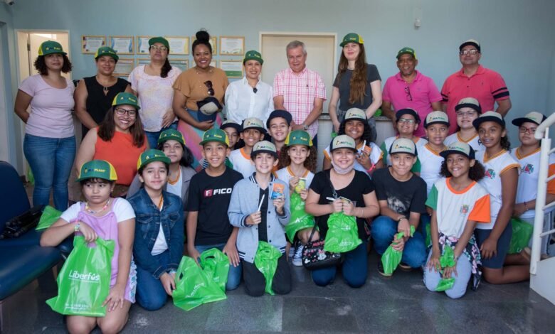 Estudantes da rede municipal de ensino visitam laboratório de análises agrícolas