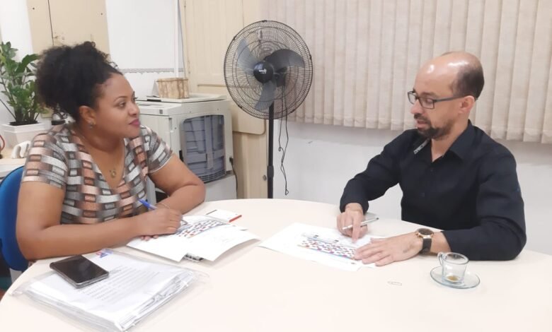 Secretária de Educação se reúne com o presidente do Sindicato dos Servidores e esclarece dúvidas sobre o Calendário EscolarSecretária de Educação se reúne com o presidente do Sindicato dos Servidores e esclarece dúvidas sobre o Calendário Escolar